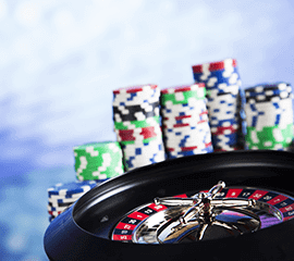 ruleta de casino y fichas de juego